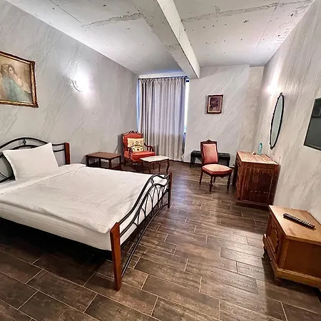антик Hotell Pernik
